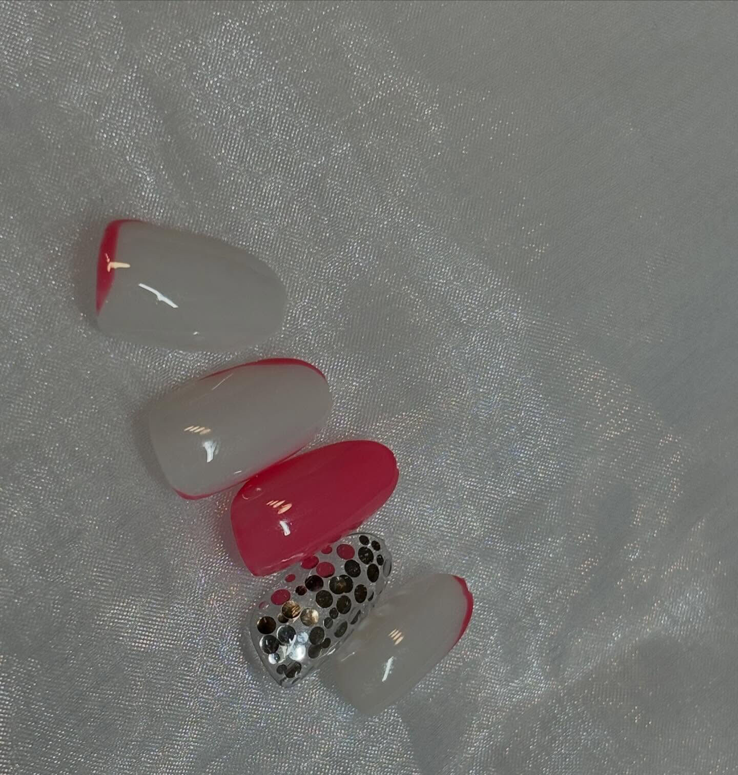夏ネイル！ビビットなピンクを使ったネイルデザイン💅💓