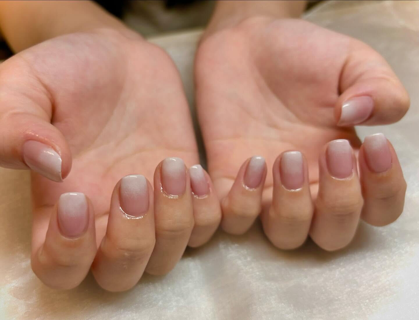 シンプルなグラデーションで輝くオフィスネイル ✨ 
